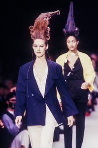 KarlLagerfeld1994WomenRTW96.thumb.jpg.d1defe9581d4c171b5599486fe76516f.jpg