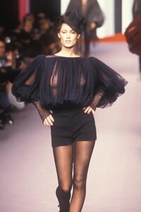 KarlLagerfeld1995FW2.thumb.jpg.28f415dad1d7ba318284d413f73a3095.jpg