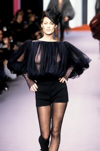 KarlLagerfeld1995FW3.thumb.jpg.3eab3fc0cfb9e1891e680d0ed57030dc.jpg