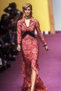 KarlLagerfeld1995WomenRTW126.thumb.jpg.e2521a5eddb1ceab6cd9b96a5a5e6fb8.jpg