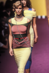 KarlLagerfeld1995WomenRTW58.thumb.jpg.b2c921cb6bd1d1618a874b7e6467df3c.jpg