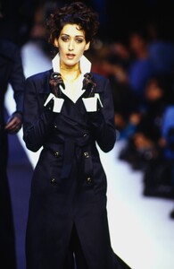 KarlLagerfeldFW19923.thumb.jpg.8c736c1237023bf501c7022e121beac5.jpg