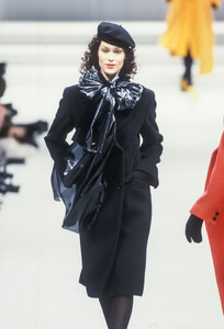 Krizia1995WomenFW181(2).thumb.jpg.565b60c4683fc896ef60642e7ca0b91d.jpg