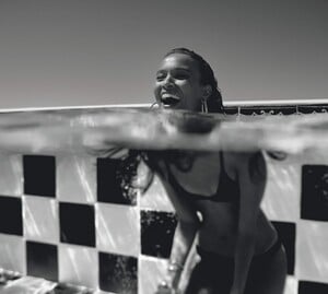 PorterSummerEscape3320197.thumb.jpg.e28fb142ee4c7ddd9df6500418c7952f.jpg