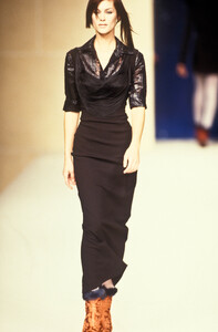 RifatOzbek1995WomenRTW45.thumb.jpg.639957e928f3b100812ccc39e6d6290a.jpg
