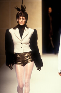 RifatOzbek1995WomenRTW74.thumb.jpg.f9201f4804a012462159339644317e3c.jpg