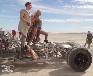 Screenshot 2025-04-18 at 09-47-32 Mad Max -Vibes bei #GNTM Wer überzeugt Heidi Klum in der Wüste streamen Joyn.png