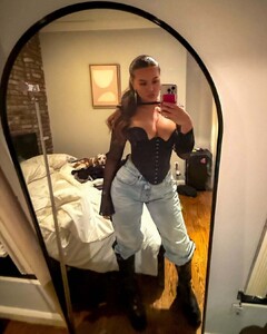 Sofia_Jamora_-_Cleavage_03-04-2025__4_.jpg