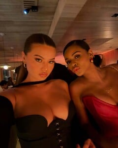 Sofia_Jamora_-_Cleavage_03-04-2025__8_.jpg