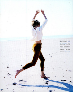 Thomas_Vogue_Italia_December_1989_07.thumb.png.d7e8143fe25aee7f4879fa739f0667f2.png