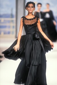 Valentino1990HauteCouture133.thumb.jpg.bc8e2e6d5b3f2c4b9f99f101c10dc416.jpg