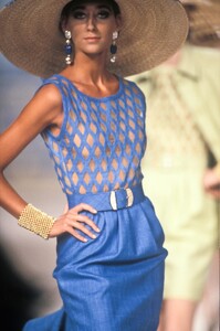 Valentino1990HauteCouture155.thumb.jpg.0367a68dbd52a66d7e87ba8ee80a6e74.jpg