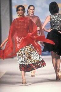 Valentino1990HauteCouture58.thumb.jpg.13422abd0a5739a0a60b03c0323eb8d3.jpg