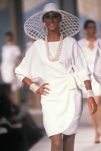 Valentino1990HauteCouture90.thumb.jpg.05484863698eba86fc842deb2743a7de.jpg