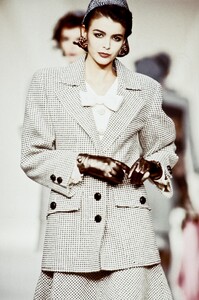 Valentino1990WomenRTW139.thumb.jpg.2edeab8559c037b9d8d5fbee767a1cc8.jpg