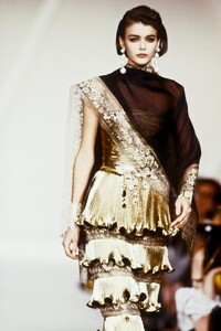 Valentino1990WomenRTW196.thumb.jpg.dea8c5689e7bbc67e3205064f880212c.jpg