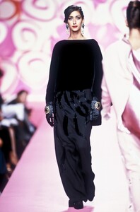 Valentino1991HauteCoutureFW39.thumb.jpg.586f44958ee13de8f0c881e91bff06b1.jpg