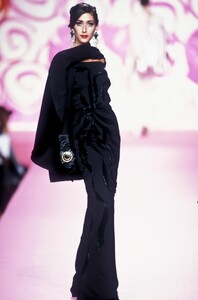 Valentino1991HauteCoutureFW40.thumb.jpg.3976b4cfa3a729a31492c171a5b84cb8.jpg