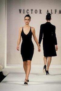 VictorAlfaro1995WomenRTW18.thumb.jpg.dba6d07ca841c571348e7233ba03adfc.jpg