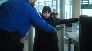 Wednesday-n-S2-E1-00-02-26-11R.thumb.jpg.8d060432591203dee1672b23ce321dd7.jpg