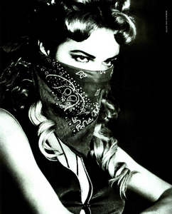 Western_von_Unwerth_Vogue_Italia_April_1992_03.thumb.png.696edd178d1e5cda50d4dc80e289bd27.png