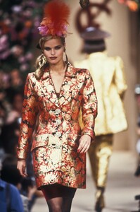 YvesSaintLaurent1992HauteCouture105.thumb.jpg.ca0feef4b0a242b758b8b220f4c4438e.jpg
