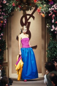 YvesSaintLaurent1992HauteCouture126.thumb.jpg.5e5d59f1a88038309f93f23cf7ab2c4d.jpg