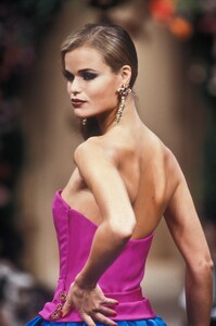 YvesSaintLaurent1992HauteCouture128.thumb.jpg.a92bdf832ed8f14536265cc6bcc05b37.jpg