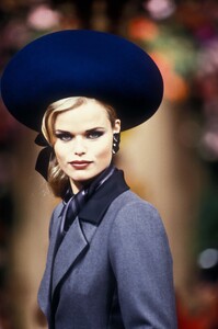 YvesSaintLaurent1992HauteCouture45.thumb.jpg.280b474c0c0401267dbe267581a8649f.jpg
