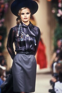 YvesSaintLaurent1992HauteCouture46.thumb.jpg.3a3ebafd766d0364abbeb5d90c24fc2e.jpg