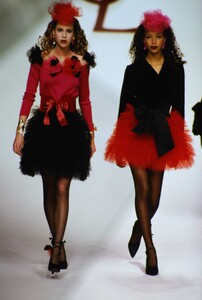 YvesSaintLaurent1994WomenRTW100.thumb.jpg.2b1dd1f6319fdd45bc6859bf8e28c5a6.jpg