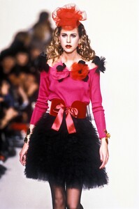 YvesSaintLaurent1994WomenRTW101.thumb.jpg.58c8ecbe58d4b009be0fa7d4dcec5d97.jpg