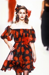 YvesSaintLaurent1994WomenRTW3.thumb.jpg.c84a8b60dbf9c0312ac41bfc89adb089.jpg