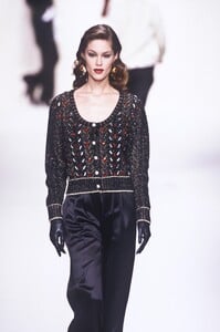 YvesSaintLaurent1994WomenRTW49.thumb.jpg.24014b297342dec9476a3d8b162d5173.jpg