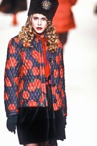 YvesSaintLaurent1994WomenRTW52.thumb.jpg.5e23018cb5e1744659811036f78043ca.jpg