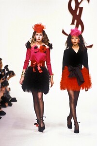YvesSaintLaurent1994WomenRTW99.thumb.jpg.ec4f9efddd6a7436222f43d0bb90c389.jpg