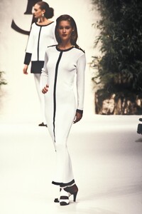 YvesSaintLaurent1995WomenSS15.thumb.jpg.cb4468354473257524ab060d09642998.jpg