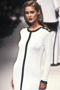 YvesSaintLaurent1995WomenSS16.thumb.jpg.b642dc60e0f09ce6e78046605a9605bc.jpg