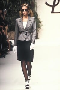 YvesSaintLaurent1995WomenSS19.thumb.jpg.d1f7dd032260be073206ee6532827c4b.jpg