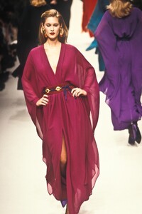 YvesSaintLaurent1995WomenSS33.thumb.jpg.9c4ac86115cbf48c2b4bf266fdb85e28.jpg
