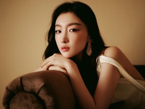 ZhouDongyu2.thumb.jpg.0b16bfb8234dc00002e4559c5a4edff1.jpg
