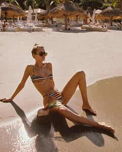 bikinilovers_1744980158_3613477927715680336_267768073.jpg