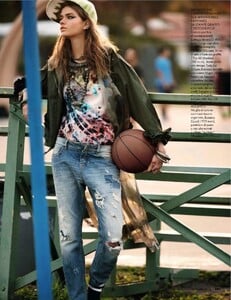 elle-italy-2014-febbraio(dragged)3.thumb.jpg.1ed9960b6f15505702d44348136e457d.jpg