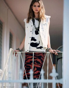 elle-italy-2014-febbraio(dragged)4.thumb.jpg.3c5e80891093f8773fd5e0f16775092e.jpg