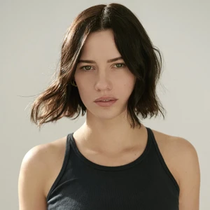 lily-sullivan-australian-actress-v0-hgz4bjox1vse1.jpg.webp