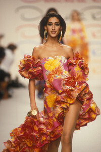 oscar-de-la-renta-ss-92-9.thumb.jpg.7ee5a4b2f02650c1d8b2de6b91cdbecd.jpg
