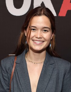 sarah-catherine-hook-at-the-not-okay-premiere-v0-ke7eankio4l91.thumb.jpg.666f5c6a042d40aa6b15688f6269dc0c.jpg