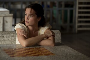 sarah-catherine-hook_0.thumb.jpg.1c85ea283bc4741f5322d8d711e92266.jpg