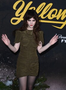 sophie-thatcher-at-fyc-event-for-showtime-s-yellowjackets-in-north-hollywood-04-10-2025-3.jpg