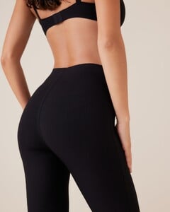 15190011001_S_Black_InfusedLegging_BACK_msg_Tamara_is_5_27_7_0022_002F_173_and_wears_a_12B.jpg
